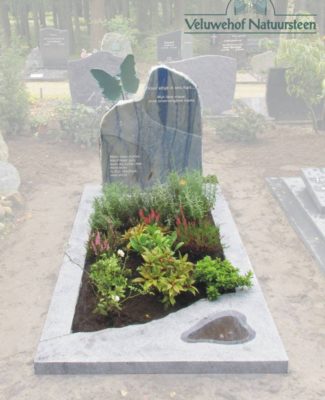 Ruwe grafsteen met graniet